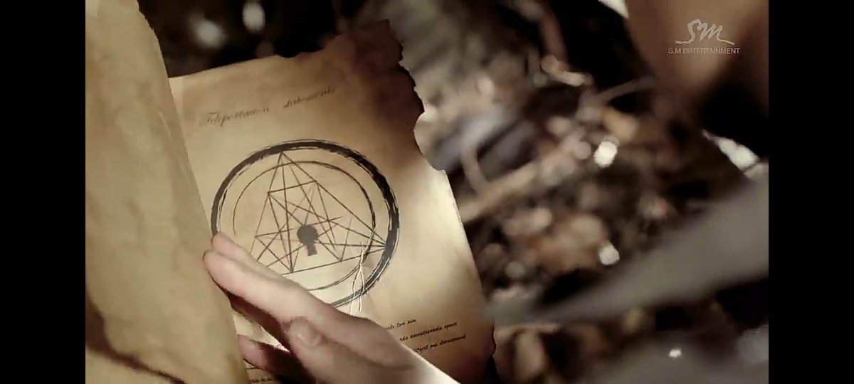 kimmyloey's tweet image. Teruss tuh ya
Jgn-jgn batu yg dipegang Chanyeol tuh batu dr #Exodeux 

Sama disitukan ada gambar bukunya Chanyeol, mungkin kuncinya yg ada di CBX 

ini lambang kuncinya matahari &amp;amp; bulan