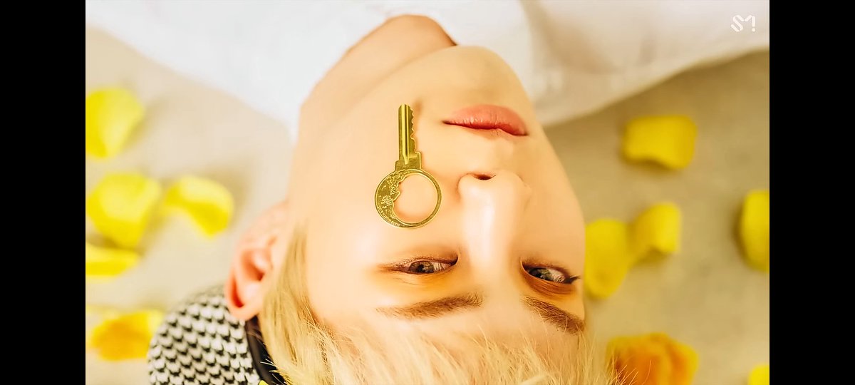 kimmyloey's tweet image. Teruss tuh ya
Jgn-jgn batu yg dipegang Chanyeol tuh batu dr #Exodeux 

Sama disitukan ada gambar bukunya Chanyeol, mungkin kuncinya yg ada di CBX 

ini lambang kuncinya matahari &amp;amp; bulan