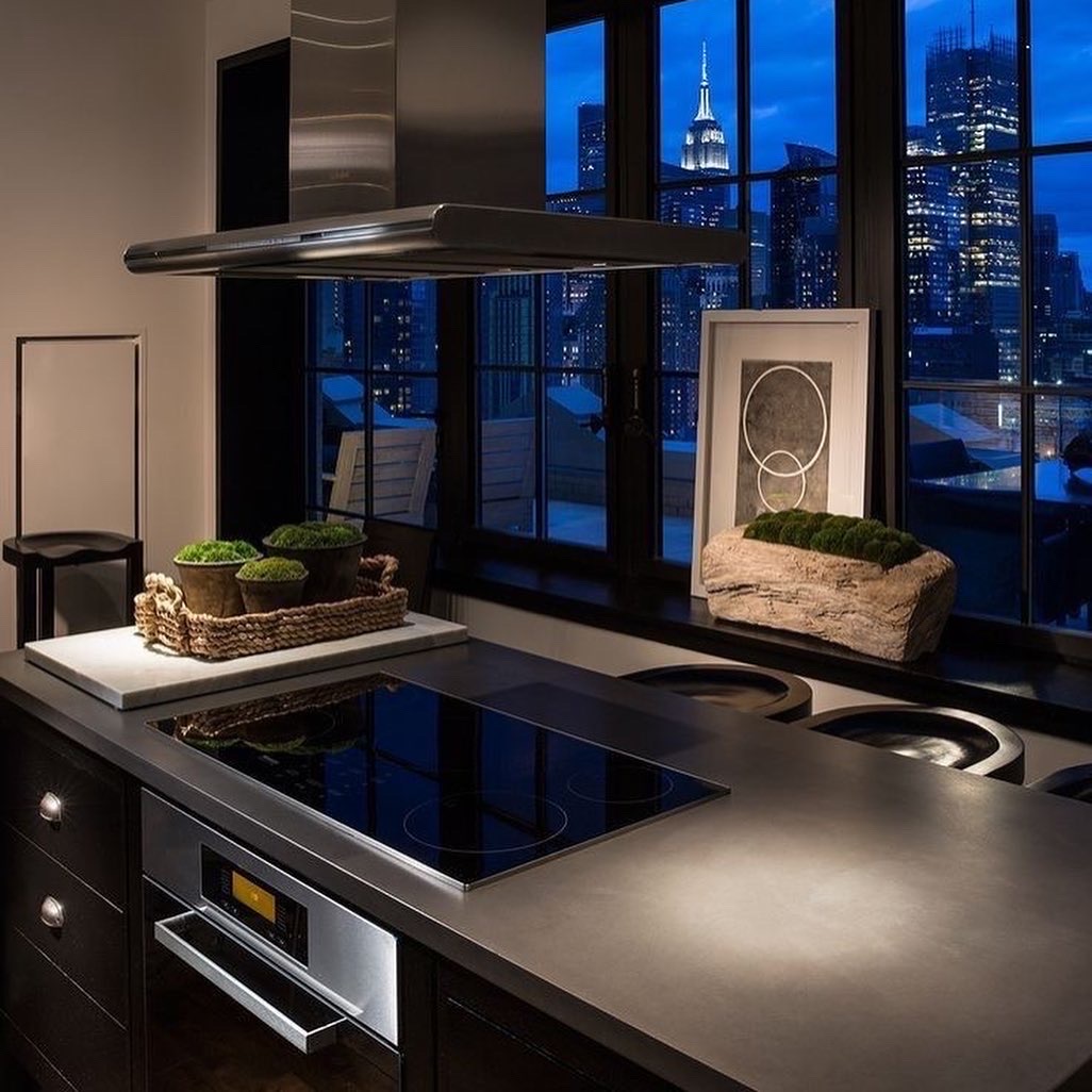 Kitchen with view on New York City.