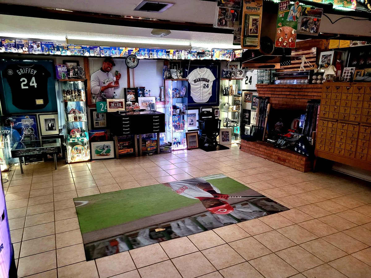 GriffeySuper's tweet photo. My life's work. 125,211 Ken Griffey Cards. Lol https://t.co/NqWSJBVgUU