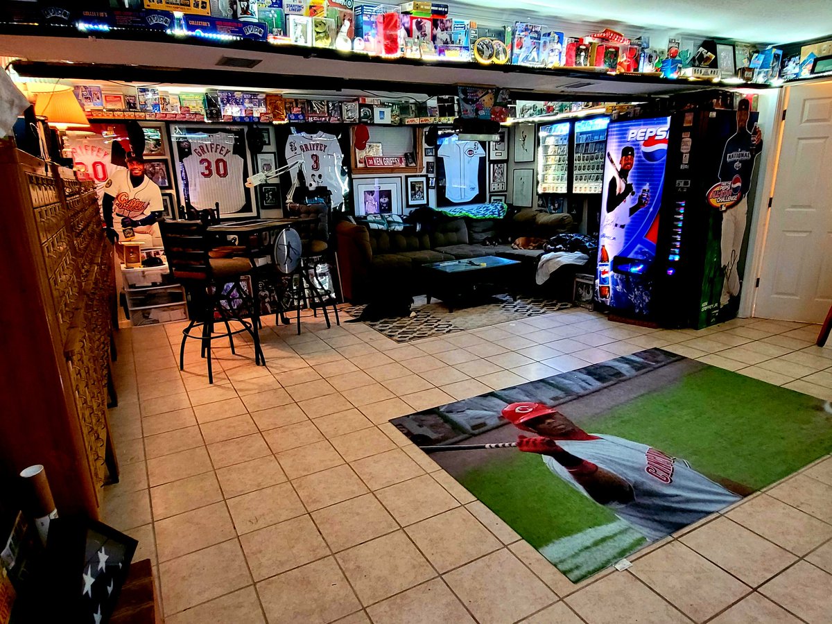 GriffeySuper's tweet photo. My life's work. 125,211 Ken Griffey Cards. Lol https://t.co/NqWSJBVgUU