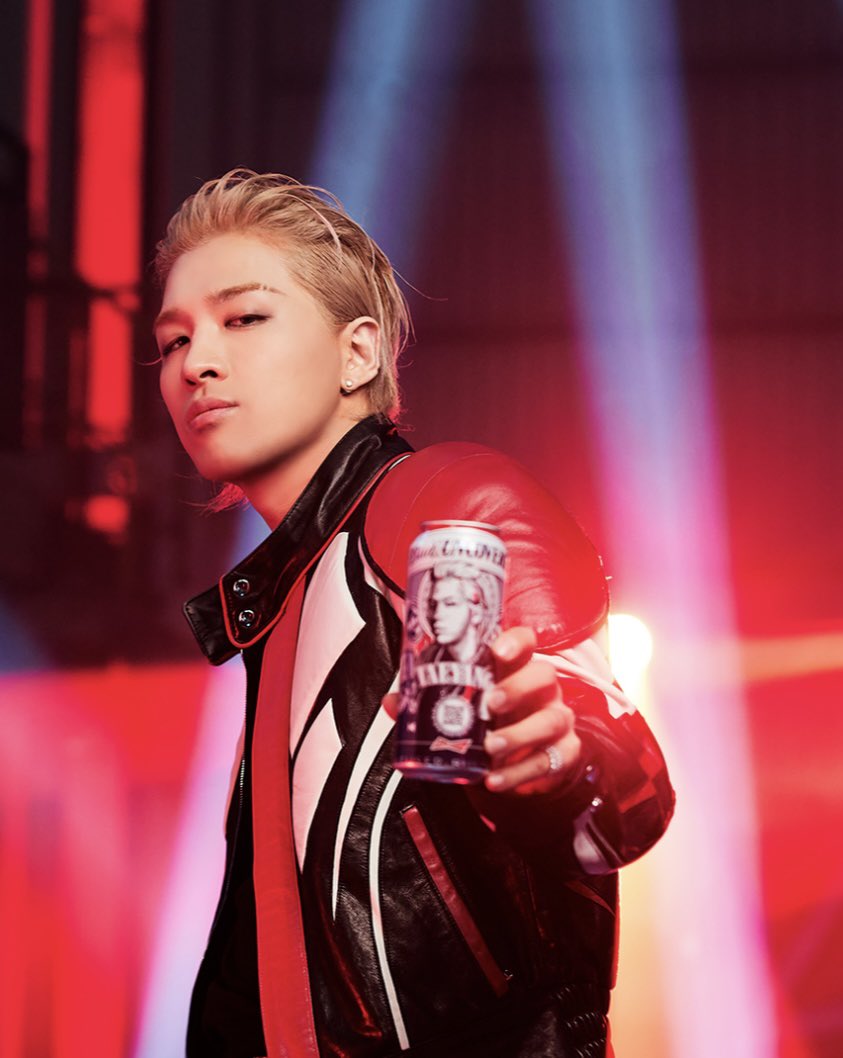 queennyl_'s tweet photo. BigBang to VIPs: here, old hags, have a drink 🍷 🍻 https://t.co/T2LVhPkMi4
