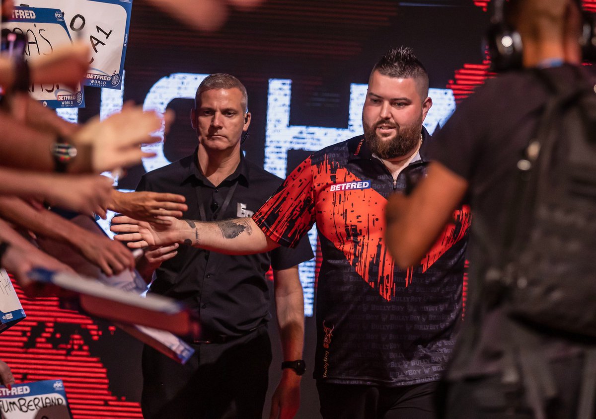 Michael Smith returns to the Winter Gardens stage this evening to take on Chris Dobey.

Bully Boy is looking to make it through to his fourth Matchplay quarter-final. 

Let's go! 🎯 #WMDarts
