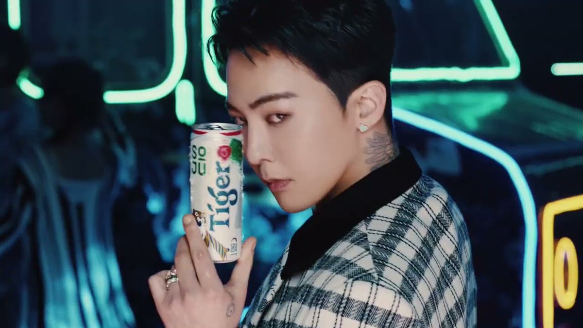 queennyl_'s tweet photo. BigBang to VIPs: here, old hags, have a drink 🍷 🍻 https://t.co/T2LVhPkMi4