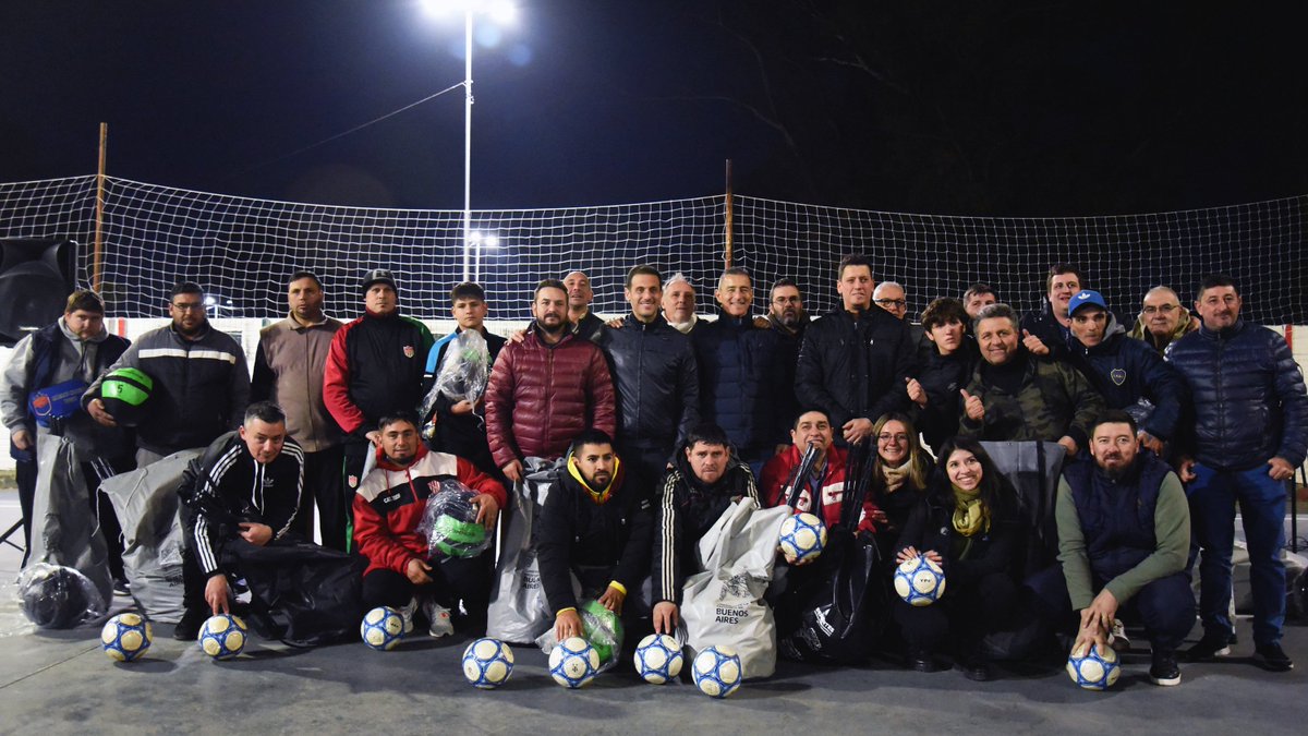 OmarGaldurralde's tweet photo. En #Chingolo, entregamos kits deportivos a clubes de barrio junto a @aJulianAlvarez
#LaCiudadQueNosMerecemos https://t.co/MO0yfy6TZQ