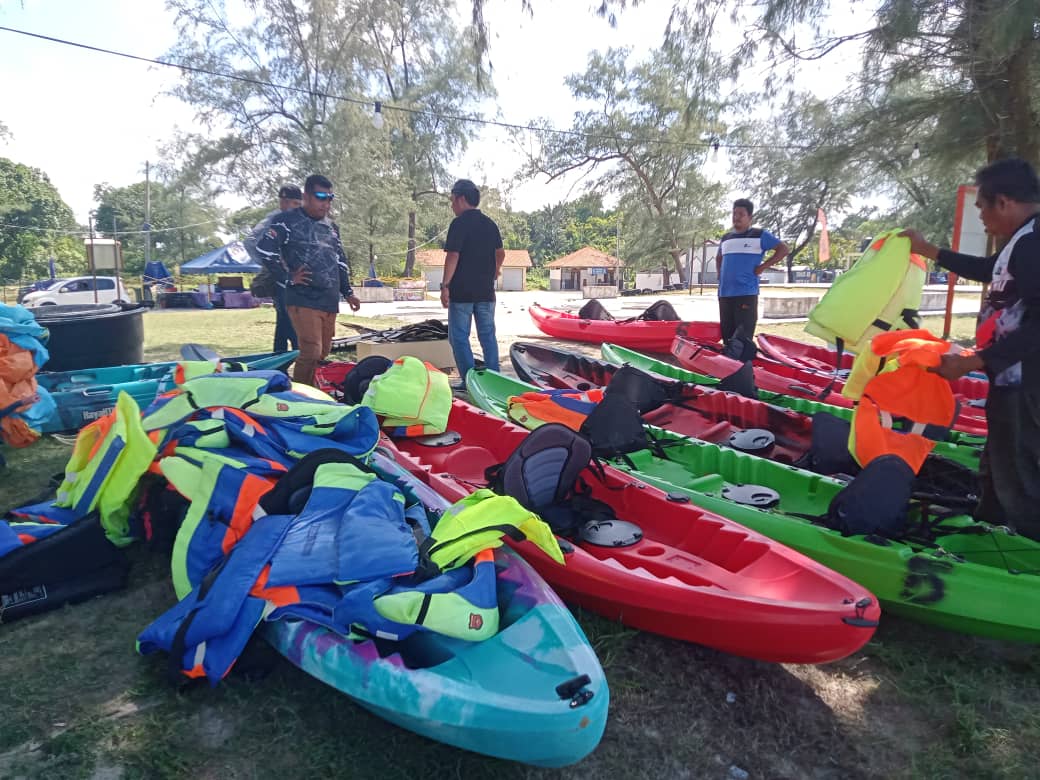Hola Peeps! Latest Addition #modernkayak From #glamping 2 #surfboard 2 #skimboard 2 #jetski 2 #waterski 2 #bananaboat We Have It All! Only At Pantai Lagenda Pekan..
