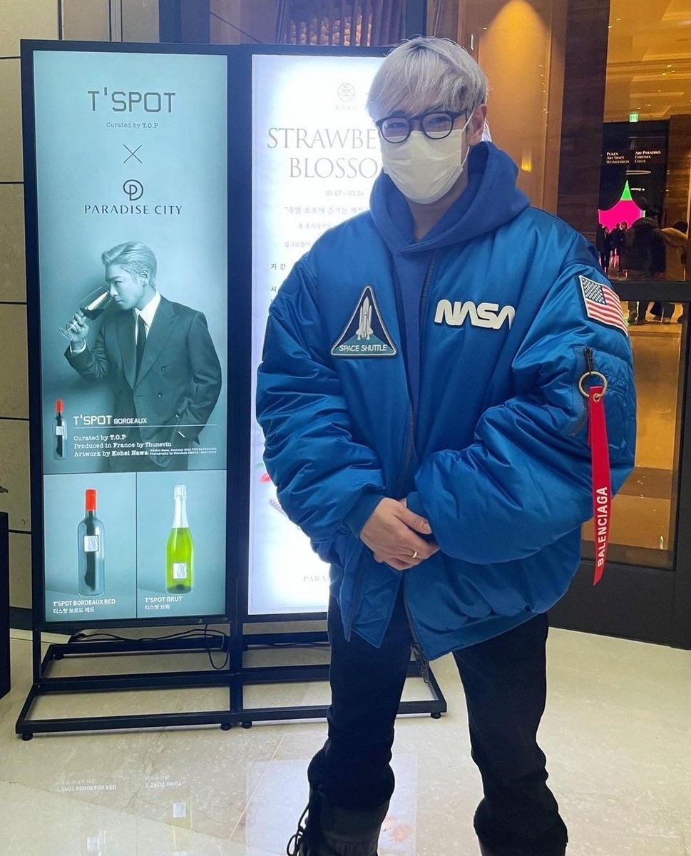 queennyl_'s tweet photo. BigBang to VIPs: here, old hags, have a drink 🍷 🍻 https://t.co/T2LVhPkMi4