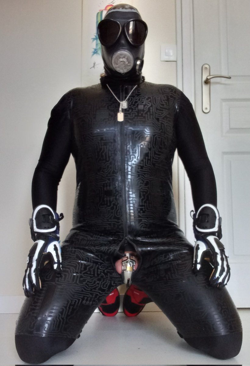 DroneSoumis's tweet photo. Shooting of the Day with my new cybersuit (part 1) ! I finally become the submissive robotic object that I’ve always dreamed of being ! Unit ready to serve ! 🤖🤖 #Robot #slave #biohacking #rubbergay #rubbergimp #rubberdrone #cyborg #implanted #Hacked https://t.co/pIgB5Z7bZP