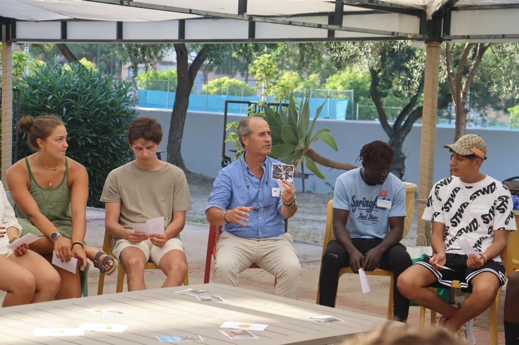 lmmigraciones's tweet image. Desde La Merced queremos agradecer a #ComDigital y a la Universidad de Málaga por la invitación al intercambio lingüístico y multicultural: “Conectando Emociones: Rompiendo Fronteras”, que realizaron aprovechando el Día Mundial del Emoji.