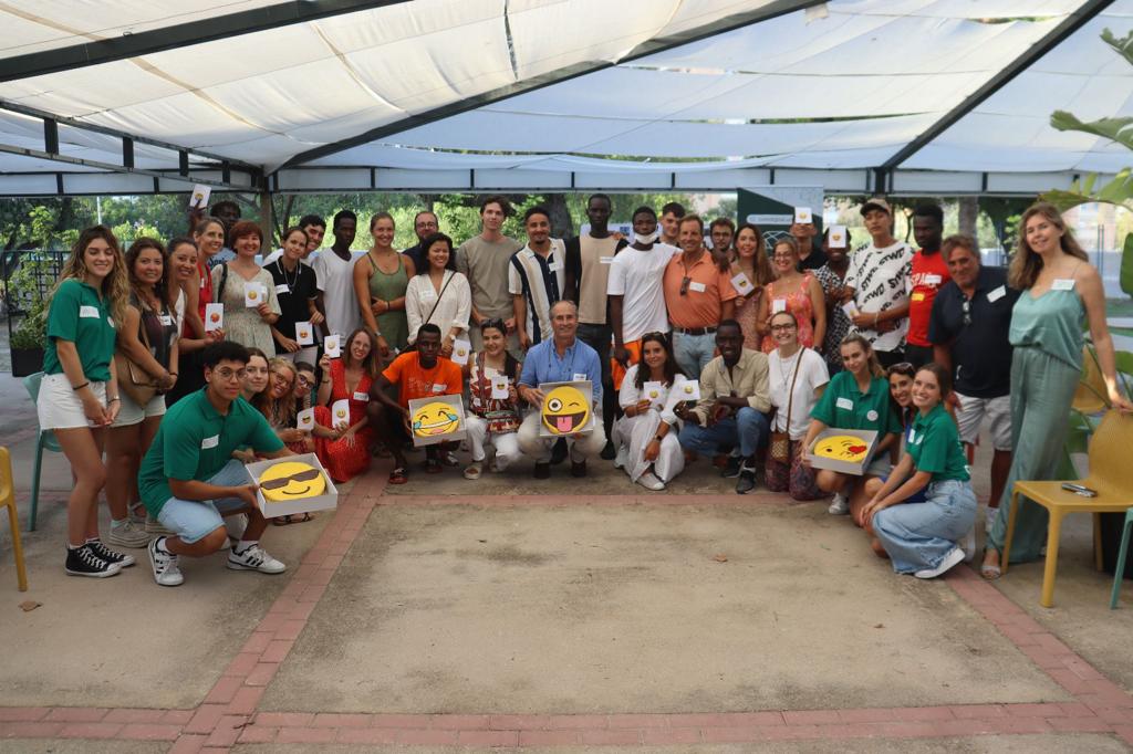 lmmigraciones's tweet image. Desde La Merced queremos agradecer a #ComDigital y a la Universidad de Málaga por la invitación al intercambio lingüístico y multicultural: “Conectando Emociones: Rompiendo Fronteras”, que realizaron aprovechando el Día Mundial del Emoji.