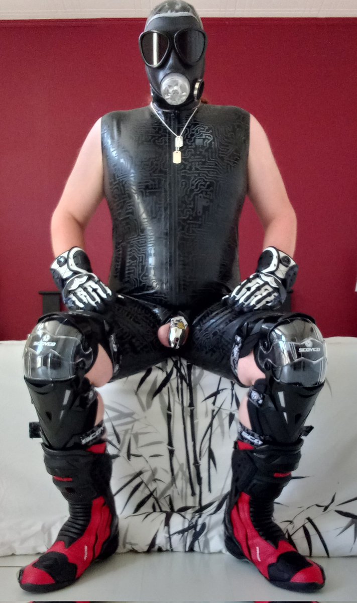 DroneSoumis's tweet photo. Shooting of the Day with my new cybersuit (part 1) ! I finally become the submissive robotic object that I’ve always dreamed of being ! Unit ready to serve ! 🤖🤖 #Robot #slave #biohacking #rubbergay #rubbergimp #rubberdrone #cyborg #implanted #Hacked https://t.co/pIgB5Z7bZP