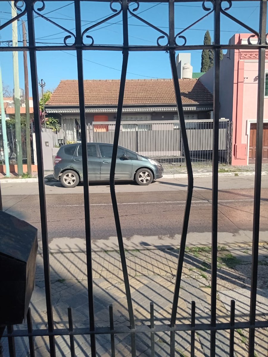 La casa de mi abuelo, Temperley Oeste, calle Brandsen al 900, súper transitada, quisieron entrar. Esto es sinónimo de que no patrullan un carajo. 
#LomasdeZamora #Inseguridad