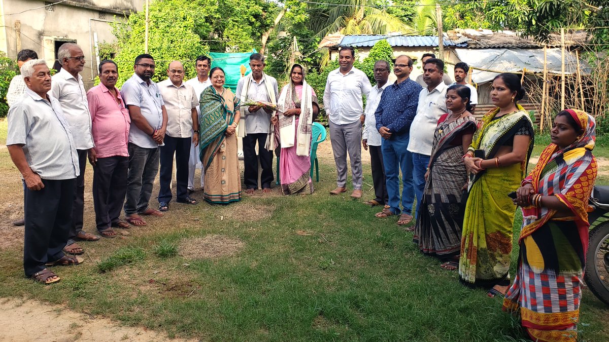 MadhuAgrawalla2's tweet photo. Today, I met and congratulated the Parents of Shri Subhasish Nayak of Mukundpur GP under #Derabis block of our #Patkura assembly constituency, who has been serving as a Mechanical Engineer for the #Chandrayaan3Mission at #SatishDhawanSpaceCentre in #Sriharikota. It's a proud moment for all of us. Wishing him all the luck and best wishes for his future.🙏
#Kendrapara #Chandrayaan3Launch