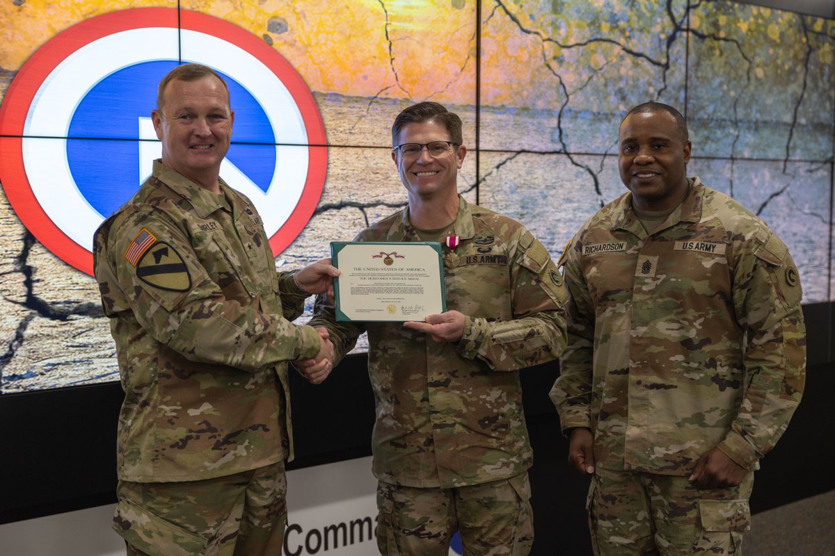 1stTSC's tweet photo. Congratulations, teammates. BG Eric P. Shirley and CSM Albert E. Richardson recognized LTC Caldwell with a Meritorious Service Medal and DA Civilians with Length of Service Certs - Ramon Turner, IG, served 15 years and Brian Sipp, deputy PAO, has served 25 years. 
#PeopleFirst https://t.co/IAMaAJK1wr