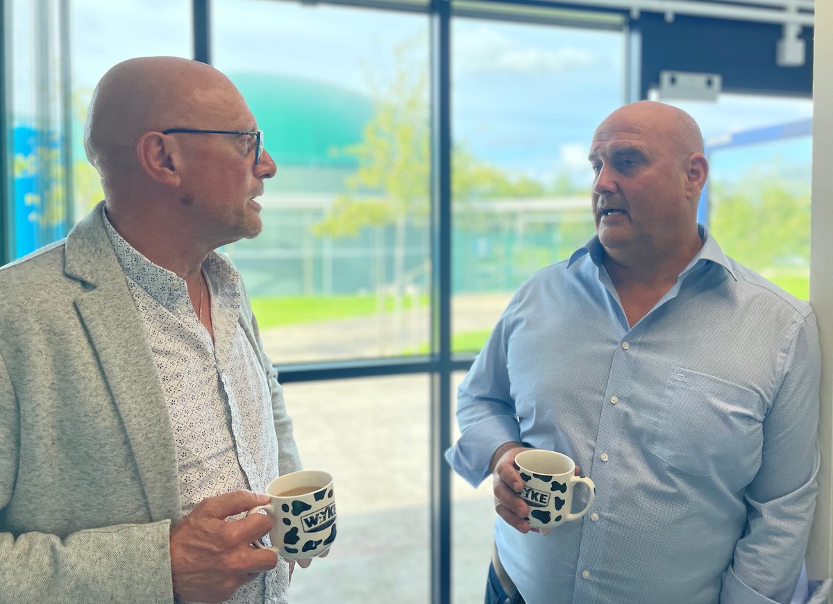 SWGreenParty's tweet photo. Yesterday @MartinDimery visited @wykefarms to speak with @richiecheeseman
Rich represents the third generation of the Clothiers, making #cheddar on their farm since 1861
Wyke Farms was the first 100% Green UK grocery brand ๐
#VoteMartin for #SomertonAndFrome on Thursday https://t.co/0Um46n98vM