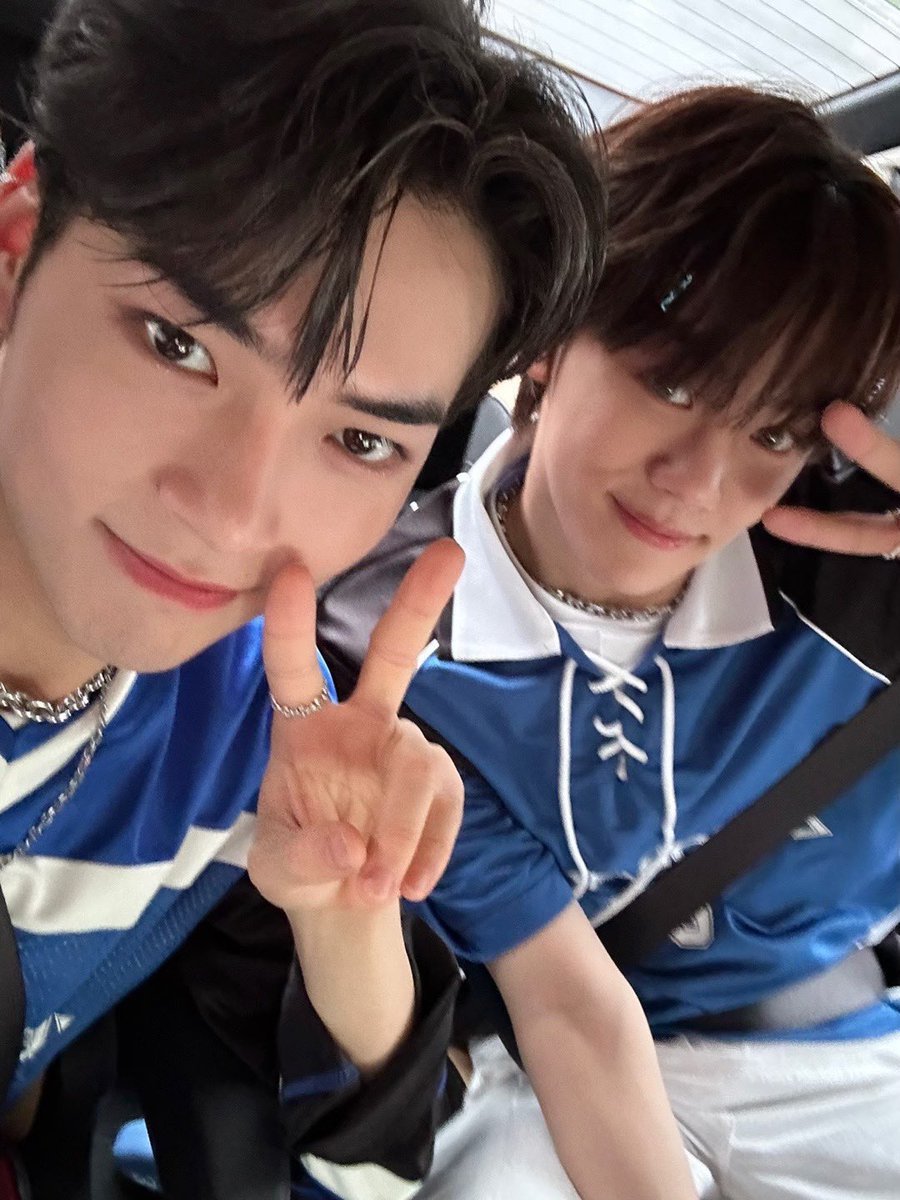 _💌

제로즈~ 
오늘은 내 기억에서 평생 잊지 못할 순간이에요💌
앞으로도 사뿐사뿐 꽃 길 걸어가며
행복한 기억들 많이 쌓아가자!

제로즈와 함께 한 1등이라 더 행복해~
많이..사랑해💝

#SUNGHANBIN #성한빈
#ZEROBASEONE #ZB1 #제로베이스원