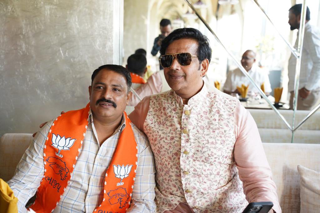 sunilpandey1586's tweet photo. गोरखपुर से मा सांसद पूरे विश्व में भोजपुरी सिनेमा को लोकप्रिय बनाने वाले अद्वितीय कलाकार बड़े भाई आदरणीय @ravikishann जी आपको #जन्मदिन के अवसर पर अनन्त शुभकामनाएं एवं बधाई ।
    आप स्वस्थ एवं दीर्घायु हो बाबा महाकाल की कृपा आप पर सदैव बनी रहे 💐
@RaviKishanShukl https://t.co/3cAN4aV4iU