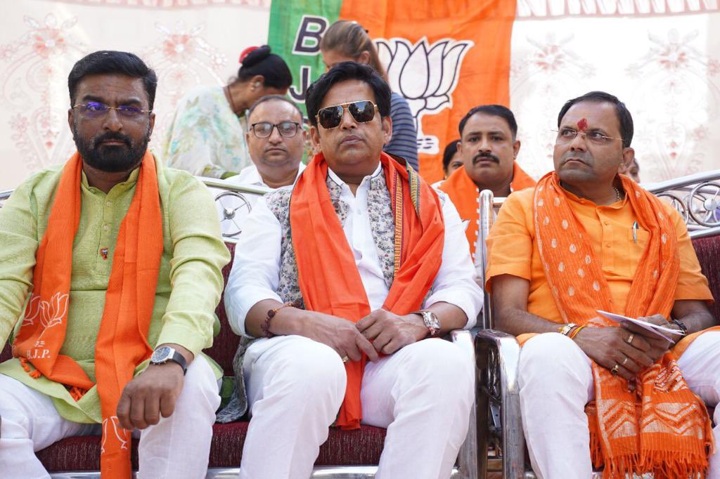 sunilpandey1586's tweet photo. गोरखपुर से मा सांसद पूरे विश्व में भोजपुरी सिनेमा को लोकप्रिय बनाने वाले अद्वितीय कलाकार बड़े भाई आदरणीय @ravikishann जी आपको #जन्मदिन के अवसर पर अनन्त शुभकामनाएं एवं बधाई ।
    आप स्वस्थ एवं दीर्घायु हो बाबा महाकाल की कृपा आप पर सदैव बनी रहे 💐
@RaviKishanShukl https://t.co/3cAN4aV4iU