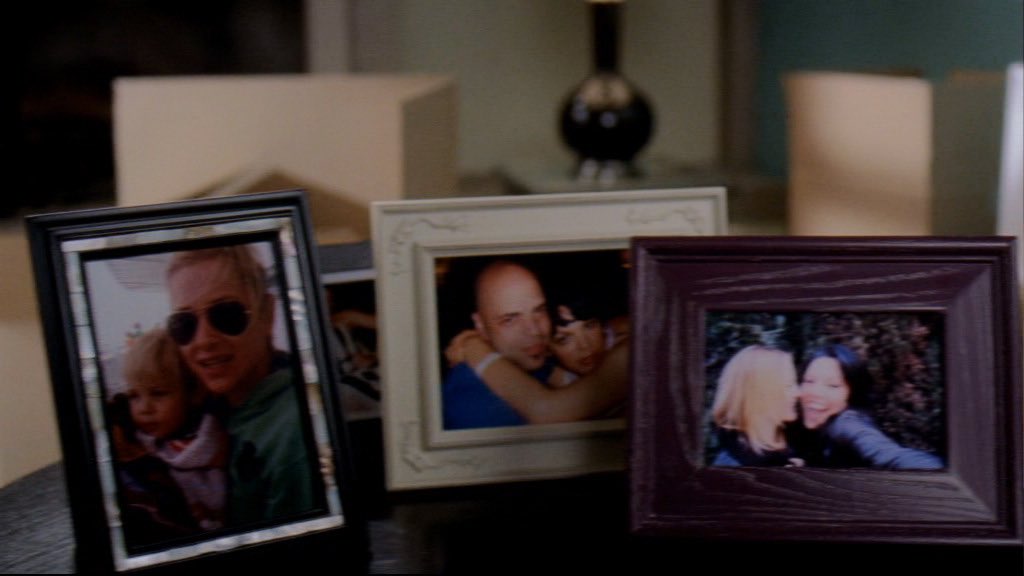 caIzonascenes's tweet photo. calzona’s apartment had many pics, including jessica’s pic with luke, sara’s pic with al 💕#calzona #calzonaforever https://t.co/hJqkDBaPMQ