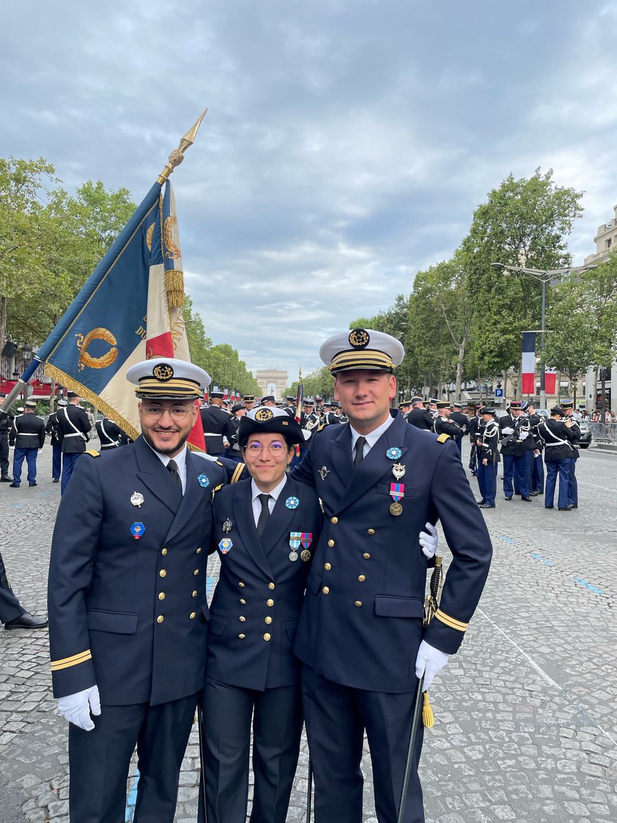 Une grande fierté pour le Cnam en Grand Est ! 3 anciens élèves ingénieurs ont participé au défilé du 14 juillet à Paris ! 
Félicitations à Camille Martin, Quentin Rochette &amp; Reda Korghlou 👏
#14juillet #fêtenational