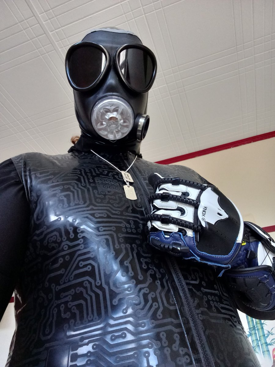 DroneSoumis's tweet photo. Shooting of the Day with my new cybersuit (part 2) ! I finally become the submissive robotic object that I’ve always dreamed of being ! Unit ready to serve ! 🤖🤖 #Robot #slave #biohacking #rubbergay #rubbergimp #rubberdrone #cyborg #implanted #Hacked https://t.co/etDdZ4HxXh