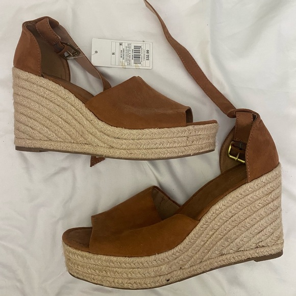 moonlightrose91's tweet photo. So good I had to share! Check out all the items I'm loving on @Poshmarkapp #poshmark #fashion #style #shopmycloset #simplyveraverawang #samedelman #universalthread: https://t.co/d02wflgROZ https://t.co/8LkLCMGAAA