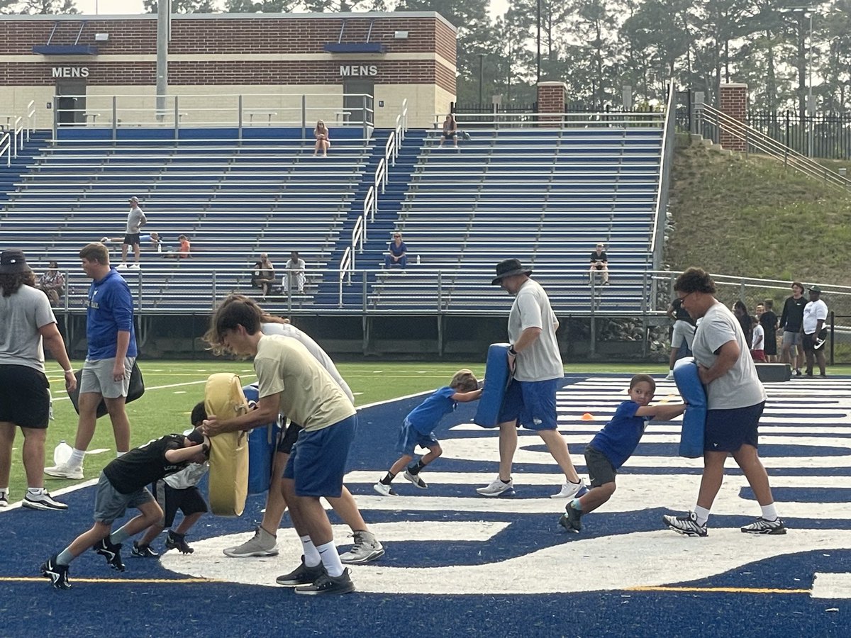 CoachFlip_IL's tweet photo. Great day 1 @theland for our first youth camp at Warrior Stadium. Great Community with Great kids working hard. Big Thanks to @deuce2_ for coming out and being apart of this event and working with todays youth. @ILHS_Sports @Indian_Land_FB @hastings_coach @CoachMata #weareIL https://t.co/KBObVsKvCR
