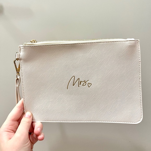 xobritx29's tweet photo. So good I had to share! Check out all the items I'm loving on @Poshmarkapp #poshmark #fashion #style #shopmycloset #elizaj #misstomrs: https://t.co/3prVczVMhV https://t.co/cveH8Hgq0r