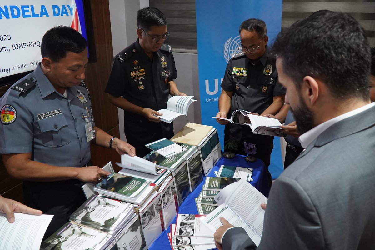 We celebrate #MandelaDay in @UNODC_SEAP handing over 4,000+ publications to @bjmp_official, largest 🇵🇭corrections agency. These include #NelsonMandelaRules in Tagalog, handbooks on #anticorruption & #violentextremism 4 jail libraries & staff. 
#PrisonersMatter
Funding by @dfat 🇦🇺