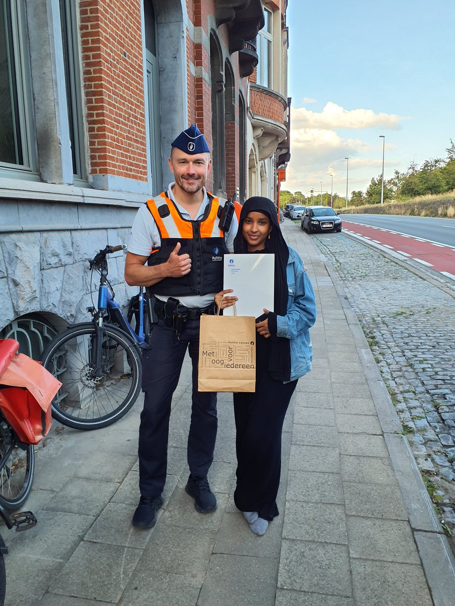 PolitieLeuven's tweet photo. De 14-jarige Amiran was op 12/7 de held van de dag. Zij zorgde ervoor dat een 4-jarig jongetje - achtergebleven aan een bushalte op de Bondgenotenlaan - snel weer herenigd was met zijn moeder. 
Top gedaan! 🙏 👌
Amiran kreeg gisteren een welgemeende dankjewel van haar wijkagent. https://t.co/k429Z1I7a4