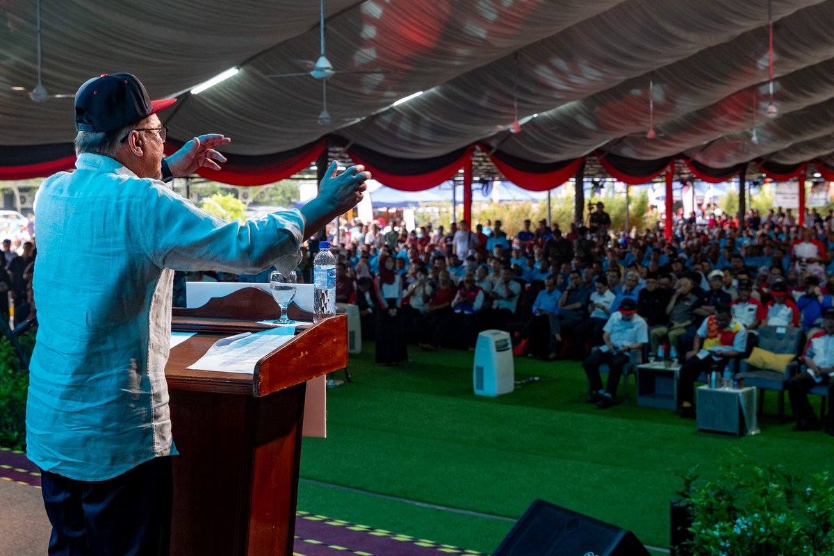 anwaribrahim's tweet photo. Pagi tadi saya hadir ke MSekin Wonderland bertempat di Sekinchan, Selangor untuk Program Sentuhan Agro MADANI Peringkat Negeri Selangor. Turut hadir Menteri Pertanian dan Keterjaminan Makanan dan Dato’ Menteri Besar Selangor. 

#MalaysiaMADANI https://t.co/xKRbSKxabs