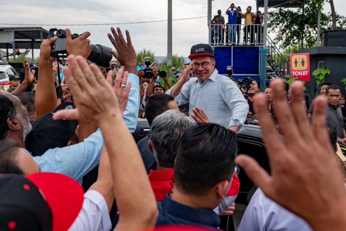 anwaribrahim's tweet photo. Pagi tadi saya hadir ke MSekin Wonderland bertempat di Sekinchan, Selangor untuk Program Sentuhan Agro MADANI Peringkat Negeri Selangor. Turut hadir Menteri Pertanian dan Keterjaminan Makanan dan Dato’ Menteri Besar Selangor. 

#MalaysiaMADANI https://t.co/xKRbSKxabs