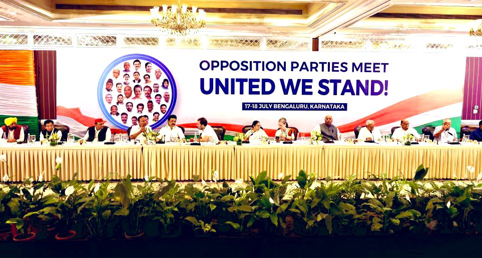 aitcsudip's tweet image. টিম INDIA-র মধ্যমণি @MamataOfficial! 

তিনি অপরিহার্য , অপরিহার্য তাঁর সাহস,প্রতিবাদী কন্ঠ ,অকুতোভয় সংগ্রামী চেতনা। 

কিন্তু বেচারা যে @adhirrcinc এখানে হাতে পদ্মফুল ধরে দাঁড়িয়ে আছেন, তার কি হবে! 

বন্ধু @SuvenduWB ওঁকে ডাকছে শুনলাম! বাংলার কংগ্রেস কি বিজেপির দালাল মুক্ত হবে?