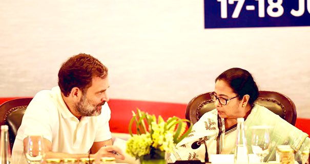 aitcsudip's tweet image. টিম INDIA-র মধ্যমণি @MamataOfficial! 

তিনি অপরিহার্য , অপরিহার্য তাঁর সাহস,প্রতিবাদী কন্ঠ ,অকুতোভয় সংগ্রামী চেতনা। 

কিন্তু বেচারা যে @adhirrcinc এখানে হাতে পদ্মফুল ধরে দাঁড়িয়ে আছেন, তার কি হবে! 

বন্ধু @SuvenduWB ওঁকে ডাকছে শুনলাম! বাংলার কংগ্রেস কি বিজেপির দালাল মুক্ত হবে?