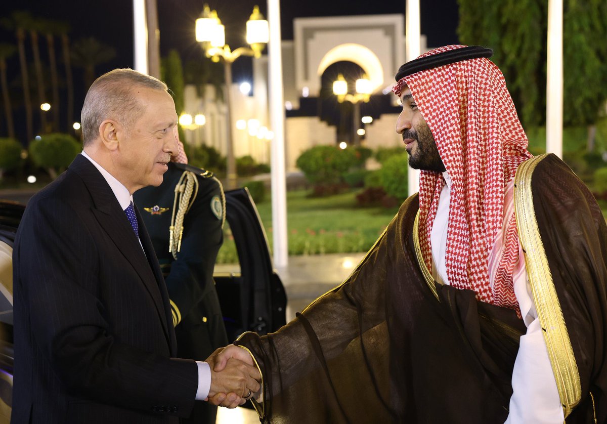 KaranliginKizi7's tweet photo. NEDEN KÖRFEZ ÜLKELERİ!? 
ÇÜNKÜ !
AVRUPA AB RUSYA TEKMEYİ VURDU PARA MUSLUKLARINI #KAPATTILAR ARTIK ZIRNIK KOKLATMIYORLAR! 
HAZİNE #BOŞ
TCMB #BOŞ 
KAMU BANKALARI #BOŞ 
SICAK #PARAYA İHTİYAÇLARI VAR!? 
#KÖRFEZ ÜLKELERİNİN #ELİNE KALDILAR 
HIZLI #U DÖNÜŞÜ YAPIP ANLAŞMA YAP PARA İSTE https://t.co/y8dHXjVFl8
