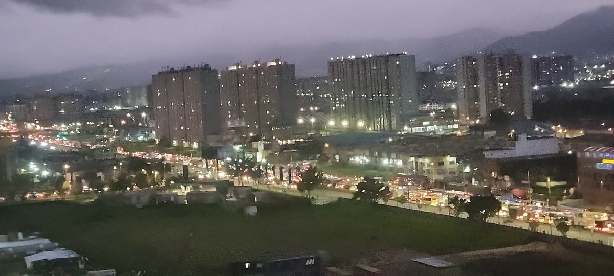 dguaman82's tweet photo. @BogotaTransito de nuevo la Av. Cali bloqueada sentido sur norte! Por favor no esperar hasta las 7 am https://t.co/9hAklRgcQR