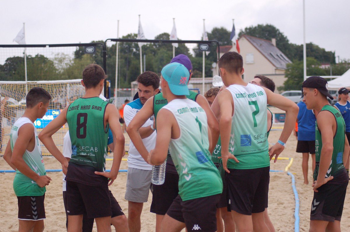 JuSports30's tweet photo. #beachhandball Les jeunes gardois (génération 2008/09) sont devenus Champions de France de Beach Handball à Châteauroux. Antoine Soulier, un de leurs coachs, est en interview sur @JuSports30 
https://t.co/bwgNiQju8V https://t.co/TxiHHFIjxF