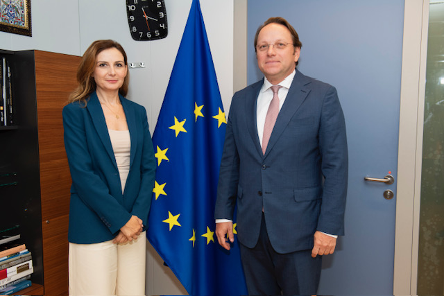 jorida_tabaku's tweet photo. Productive meeting w/ @OliverVarhelyi on growth plan. Aim: accelerate economic reforms, enhance regional integration, compete w/projects. Priority:increased funding, anti-corruption measures for investor confidence & EU membership. #EUGrowth #RegionalIntegration #Reforms #Albania https://t.co/T8600vfGBI
