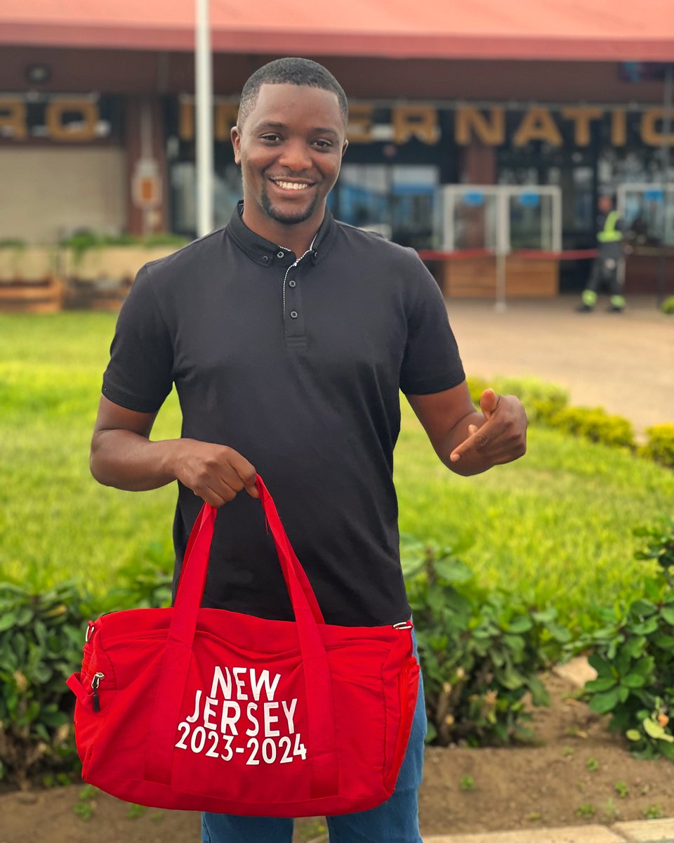 Its_Jongotz's tweet photo. Sisi kama Mashabiki wa Simba Tunafurahia kuona uzinduzi wetu wa jezi unatreand kuliko Hata kijisherehe cha jamaa wa jirani https://t.co/tUyDnKbciH