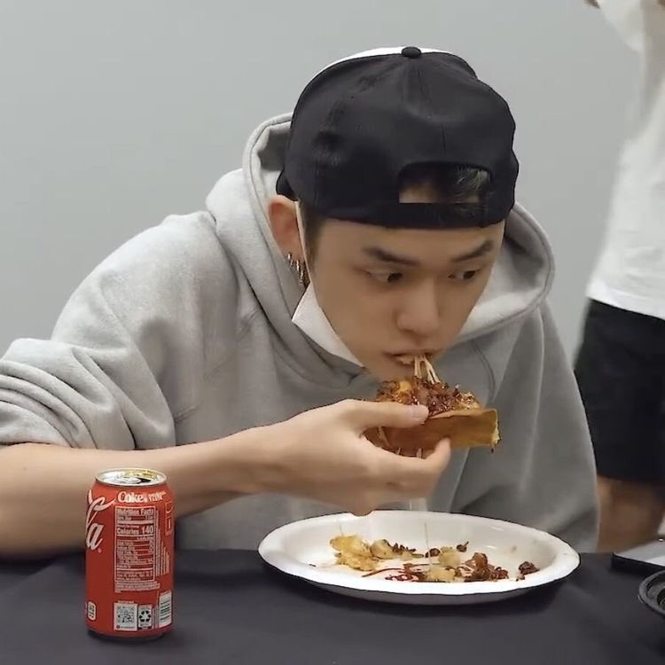 terlihat lahap dan terlihat lahap dengan menonton youtube 👍🏻😁