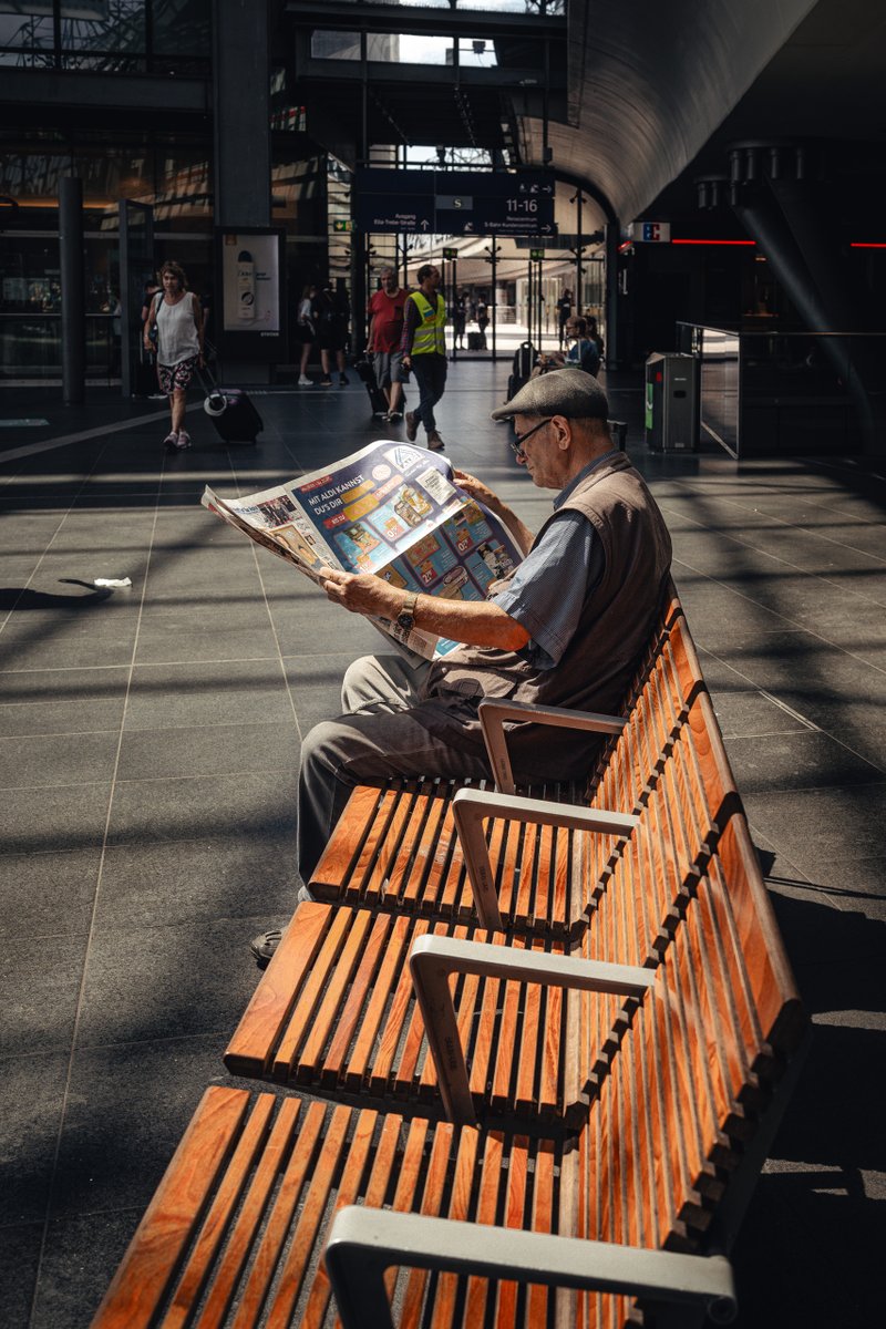 sirtificate_hh's tweet photo. The news.

#streetphotography https://t.co/byTg5zz2W0