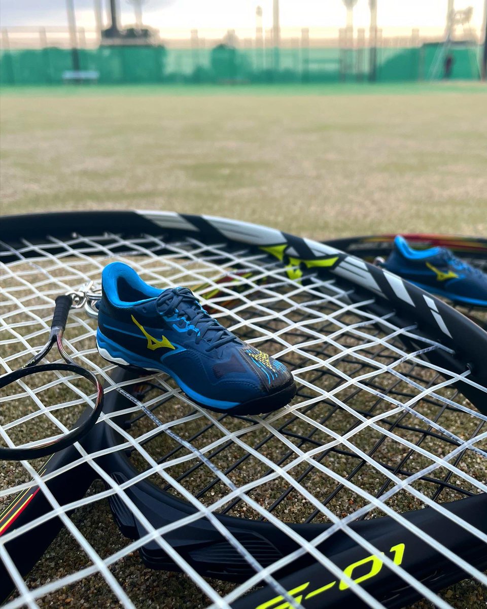CANsofttennis's tweet photo. ミズノのキーチェーン🥺🩵
#ウエーブエクシードライト2 
#アクロスピード 
の色や質感までリアルすぎる😻✨

このキーチェーンは、
全国規模の大会ブースで購入できる
みたいなので是非GETしてみて下さい💟

#ミズノソフトテニス
#ウエーブエクシードライト2
#アクロスピード
#時間を奪え https://t.co/cKo9S4yBbV