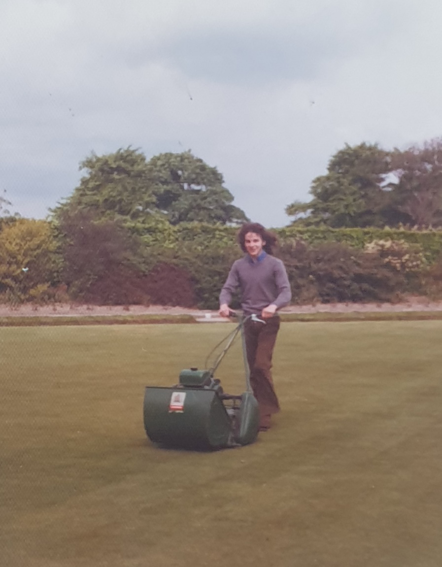 David Mulholland (@mulhollandmlc) on Twitter photo Celebrating 50 years in Horticulture this month! This is me in 1973! No corporate workwear or PPE! Have worked at amazing places including <a href="/HarwellCampus/">Harwell Campus</a> <a href="/HeathrowAirport/">Heathrow Airport</a> <a href="/gateshead/">Gateshead Council</a> and at <a href="/OBGHA/">University of Oxford Botanic Garden and Arboretum</a> Just work part time now mainly for two trade bodies <a href="/BALI_Landscape/">British Association of Landscape Industries</a> and <a href="/RoofGro/">Green Roof Organisation (GRO)</a> Celebrating 50 years in Horticulture this month! This is me in 1973! No corporate workwear or PPE! Have worked at amazing places including <a href="/HarwellCampus/">Harwell Campus</a> <a href="/HeathrowAirport/">Heathrow Airport</a> <a href="/gateshead/">Gateshead Council</a> and at <a href="/OBGHA/">University of Oxford Botanic Garden and Arboretum</a> Just work part time now mainly for two trade bodies <a href="/BALI_Landscape/">British Association of Landscape Industries</a> and <a href="/RoofGro/">Green Roof Organisation (GRO)</a>