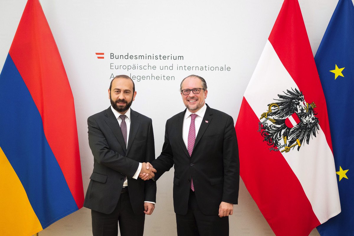 Good to welcome my colleague @AraratMirzoyan back in Vienna. Today‘s signing of the protocol to the 🇪🇺 🤝 🇦🇲 Readmission Agreement is another step in our joint fight against illegal #migration. Also discussed regional and international security issues.