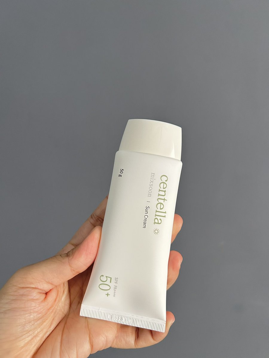 Nurintashaa's tweet photo. Semua orang kena tahu yang sunscreen ni best!!

It’s a korean brand. Main ingredients dia centella asiatica. I loveee everything yang ada centella asiatica haha

Siapa ada dry skin, give it a try. Trust me, skin rasa very soothing 🥰 https://t.co/cJdyxNjEu7