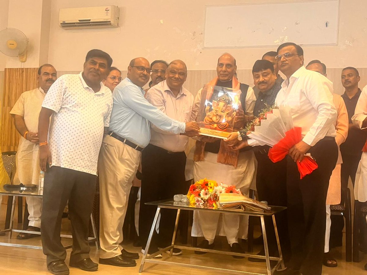 blsp_india's tweet image. The team from #BLSP &amp;amp; the #LucknowChapter had the honor of meeting the Honorable Home Minister, Shri @rajnathsingh 
To show their respect, the team welcomed Mr. Rajnath Singh with a wonderful gift—a memento of Lord Ganesh. They also gave him a 'Ekal Patka' as a symbolic gesture.