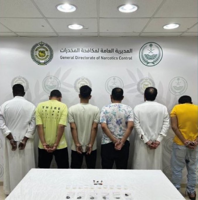 #بالمرصاد..

مكافحة المخدرات بالحدود الشمالية تقبض على 6 مواطنين لترويجهم مادتي الحشيش والإمفيتامين المخدرتين.

-
