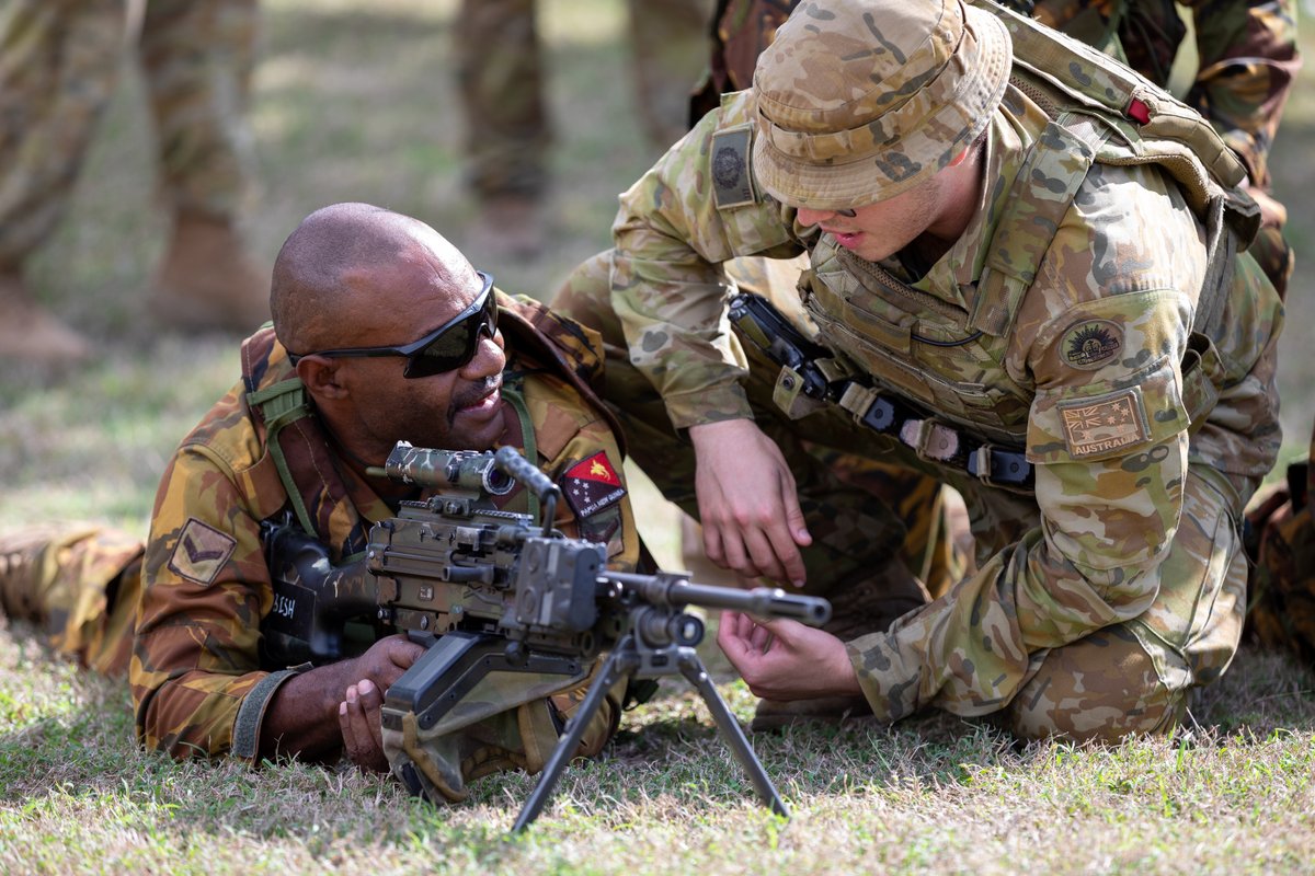 Sharing knowledge 🇦🇺🤝🇵🇬#AusArmy soldiers from 3rd Battalion, The Royal Australian Regiment conducted weapons lessons with Papua New Guinea Defence Force soldiers from the 2nd Battalion, Royal Pacific Island Regiment at Lavarack Barracks, Queensland. 

#YourADF #RegionalPartners