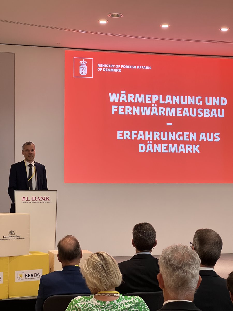 Do it like Denmark! Beim #Wärmegipfel in #BadenWürttemberg zeigte 🇩🇰 sich wieder einmal als Vorbild für #Wärmewende &amp; kommunale #Wärmeplanung. Neben Ba-Wü-Umweltministerin <a href="/thekla_walker/">Thekla Walker</a> hier unser Senior-Berater für Klima, Energie &amp; Umwelt Stig Aagaard. #dkgreen