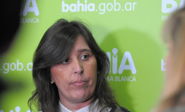 Radio_lu2's tweet photo. #Ahora en #Panorama hablamos con Elisa Quartucci (@QuartucciElisa). Un sector de la #UCR de #BahíaBlanca denuncia proscripción y llama a no votar candidatos locales en las PASO.
📻 #LU2LejosLaPrimera
🎙️ #AM840 #FM927
📲 #Wapp2916414442 https://t.co/LKWvC5T9fp
